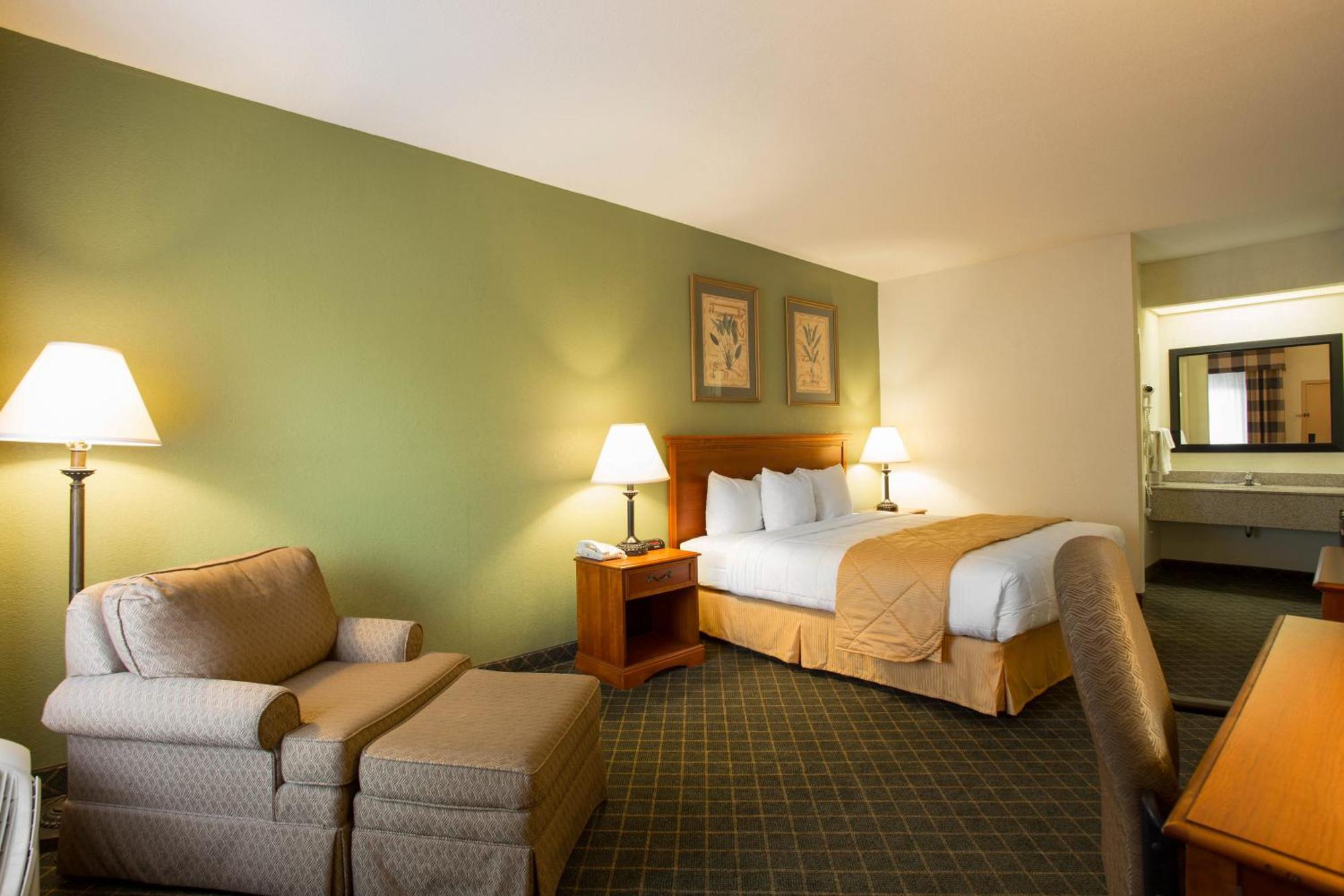 Clarion Inn & Suites Aiken South Exterior photo