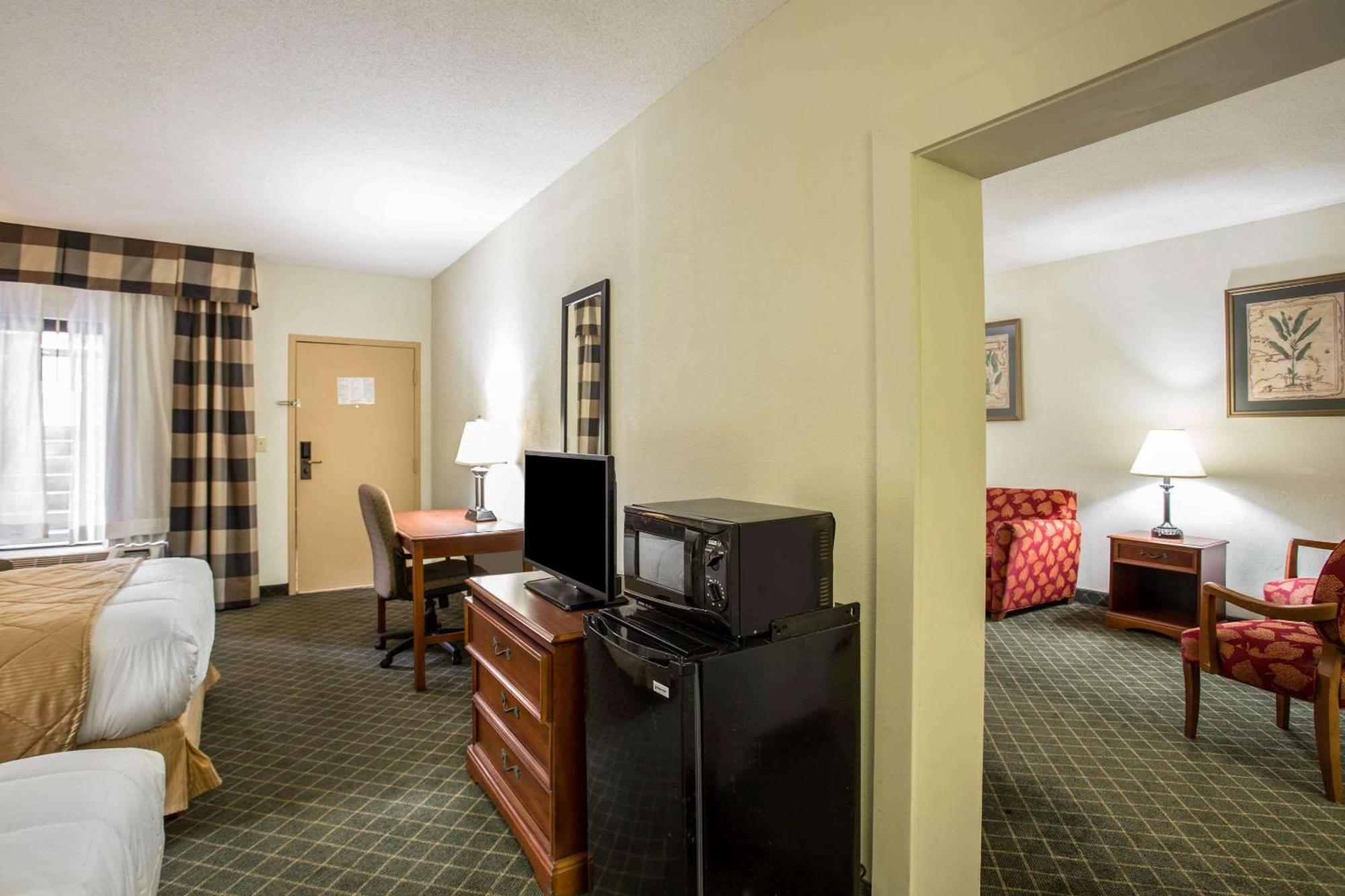 Clarion Inn & Suites Aiken South Exterior photo