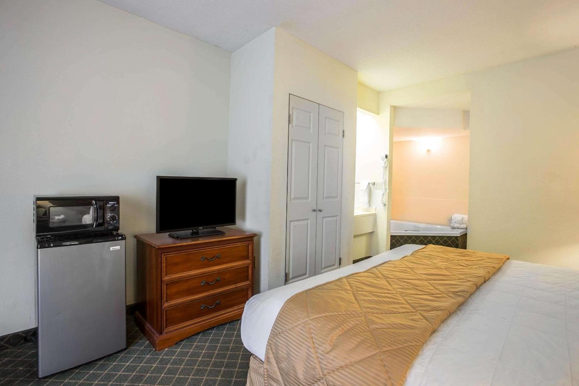 Clarion Inn & Suites Aiken South Exterior photo