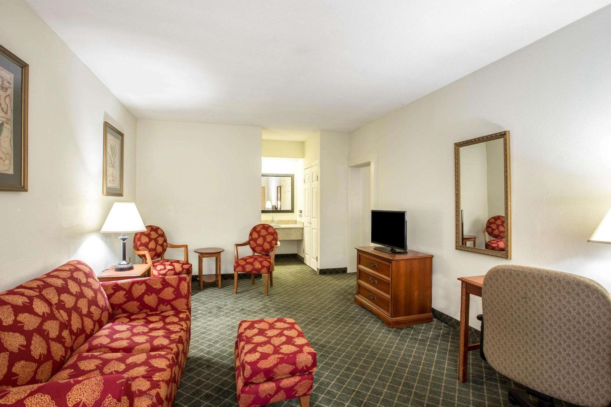 Clarion Inn & Suites Aiken South Exterior photo