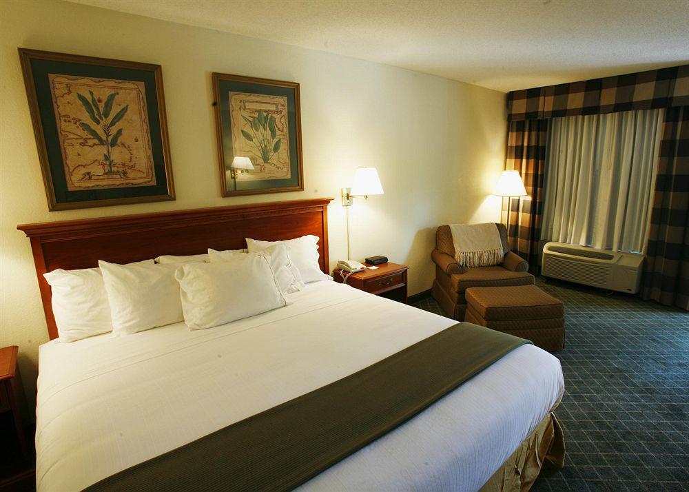 Clarion Inn & Suites Aiken South Room photo